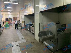 学校后厨使用《XZ-KP285砍排机》砍猪大排，技术师傅亲自上门调试指导